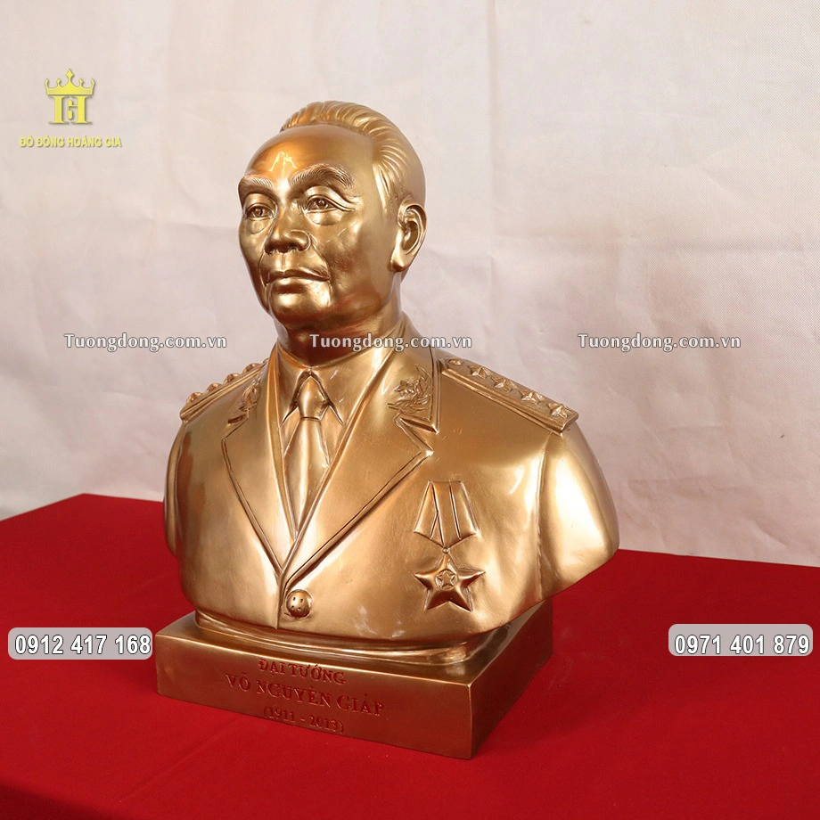 Hình ảnh nhìn nghiêng của bức tượng Bác Giáp